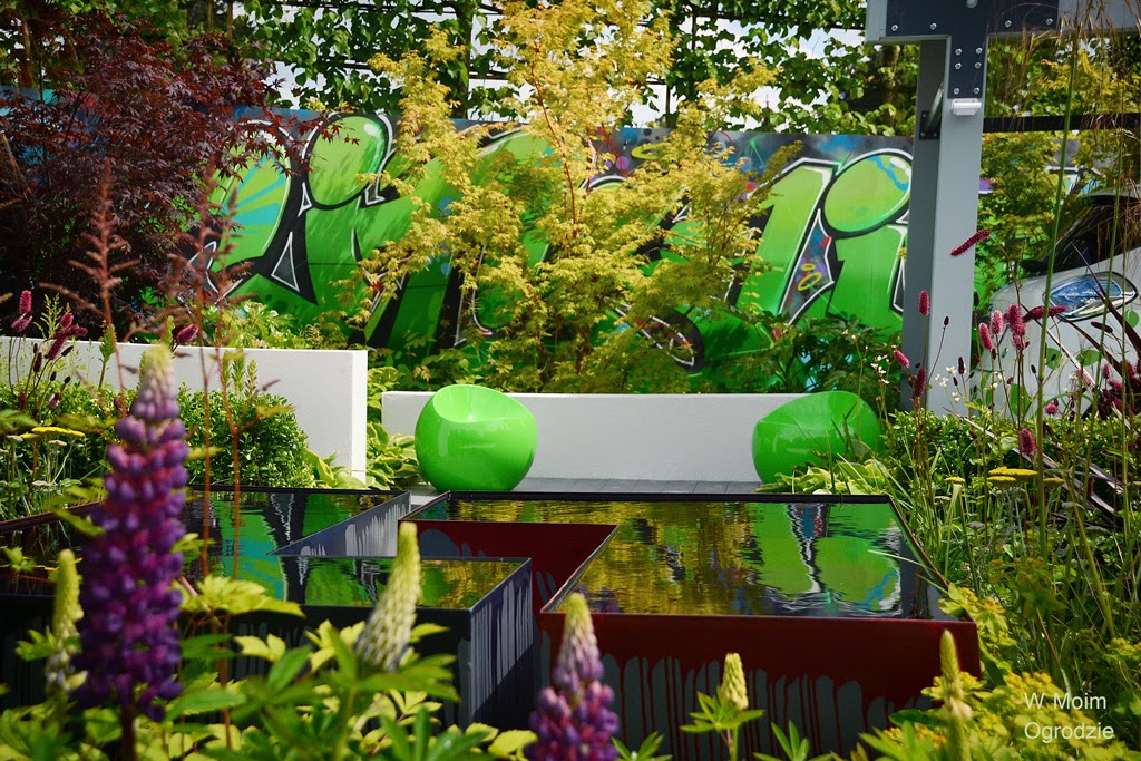 Nowoczesny kolorowy ogród miejski w mieście