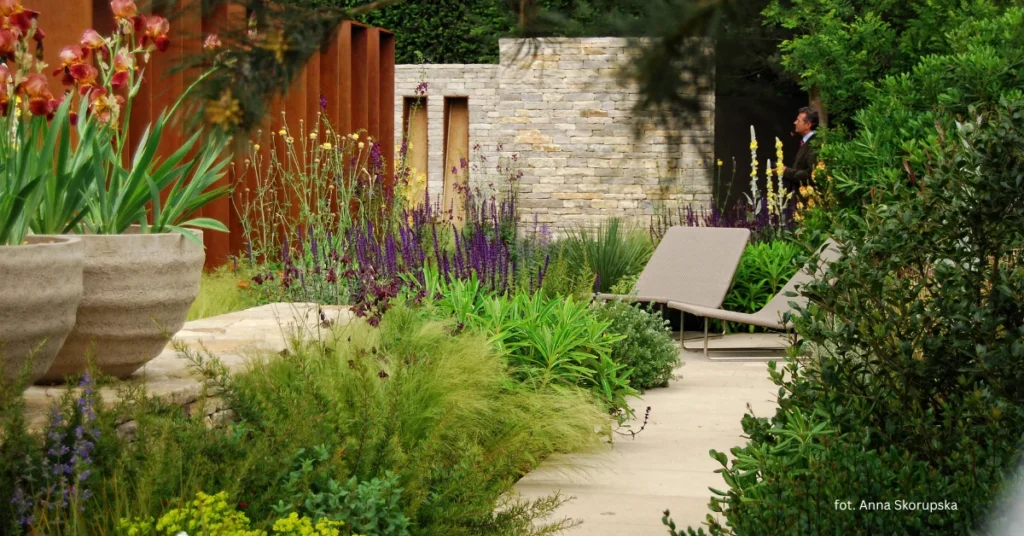 ogród w stylu śródziemnomorskim ciekawe kwitnace byliny trawy ozdobne nowoczesny ogród